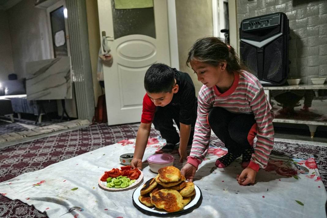 Çocuklarına hem baba, hem anne oldu: Duygulandıran videonun ardından dram çıktı! Evde yemek yapan baba beğeni topladı 10